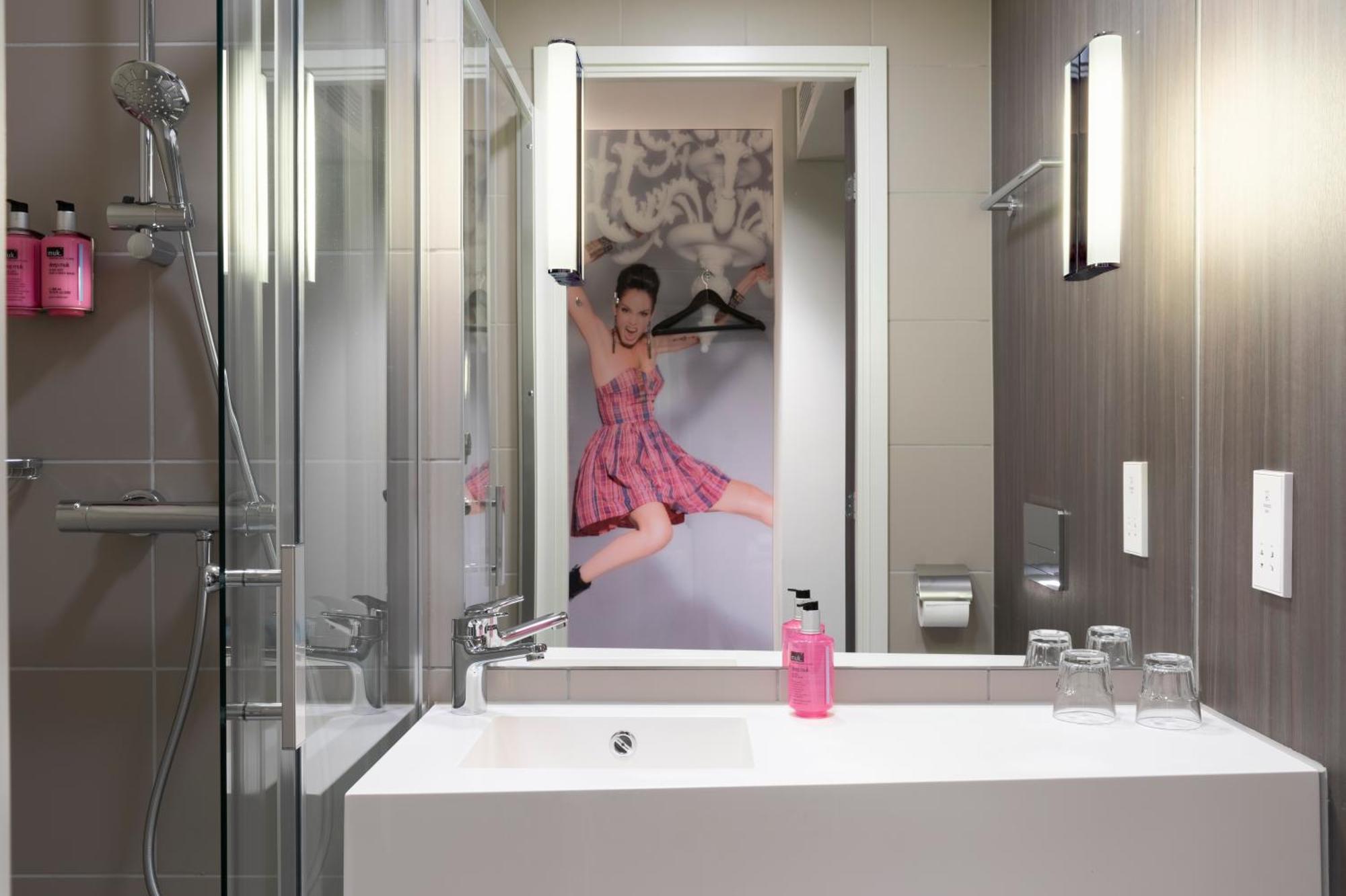 Moxy Edinburgh Airport Hotel Инглистън Екстериор снимка