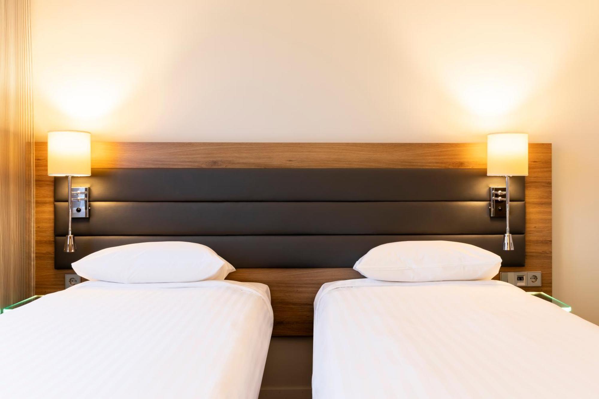Moxy Edinburgh Airport Hotel Инглистън Екстериор снимка