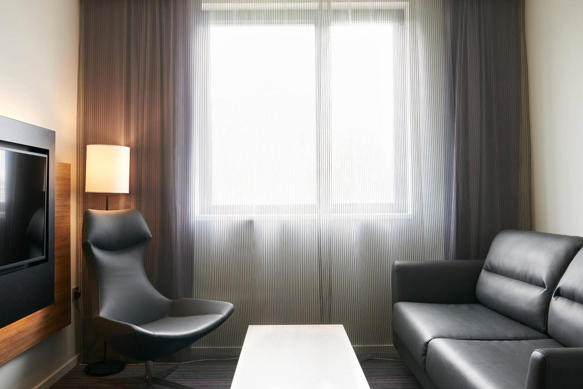 Moxy Edinburgh Airport Hotel Инглистън Екстериор снимка