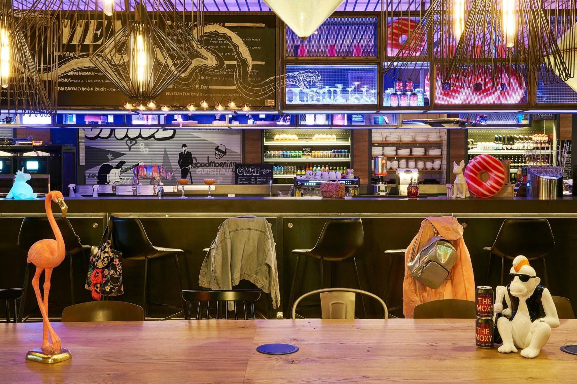Moxy Edinburgh Airport Hotel Инглистън Екстериор снимка