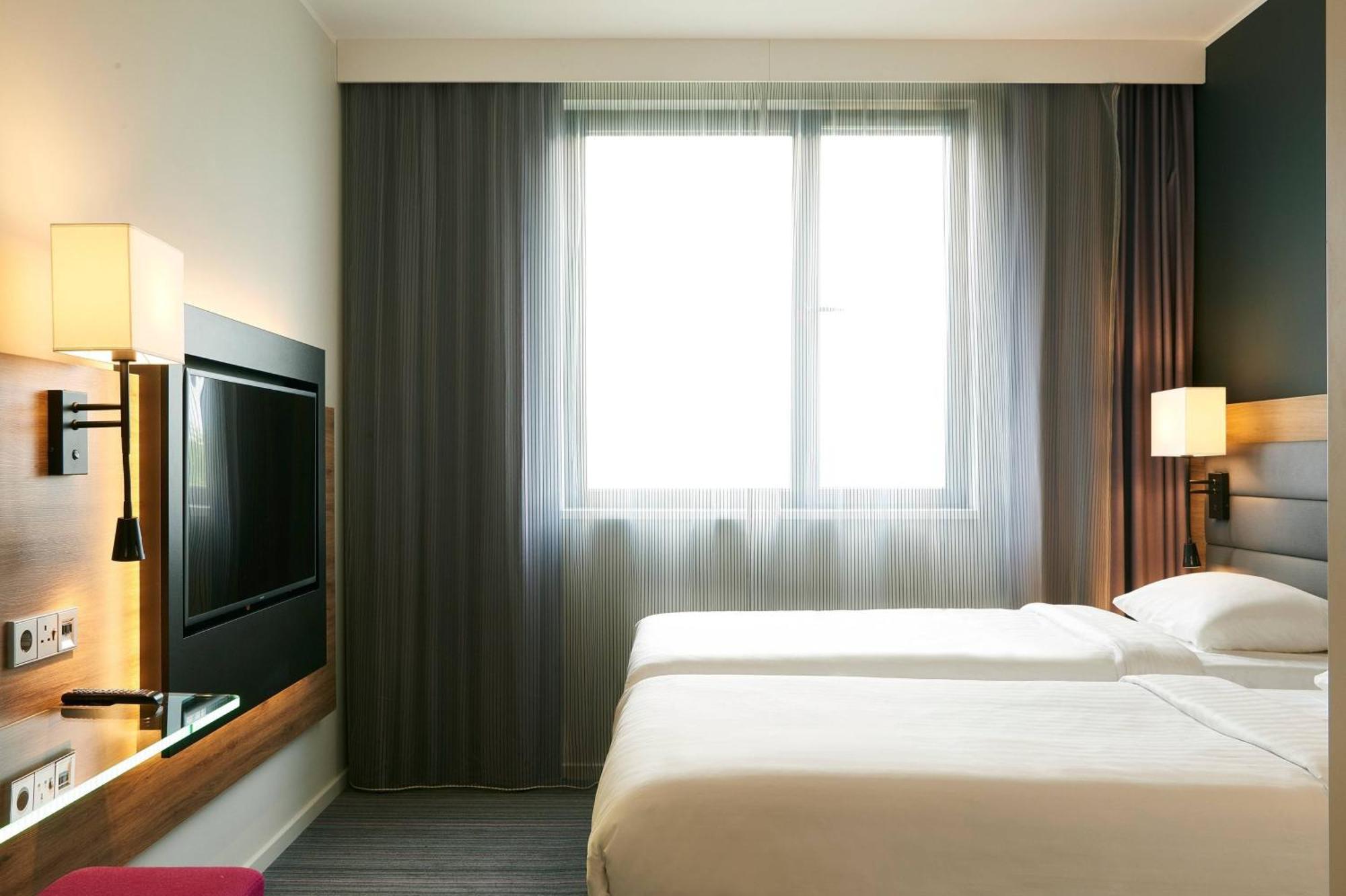 Moxy Edinburgh Airport Hotel Инглистън Екстериор снимка