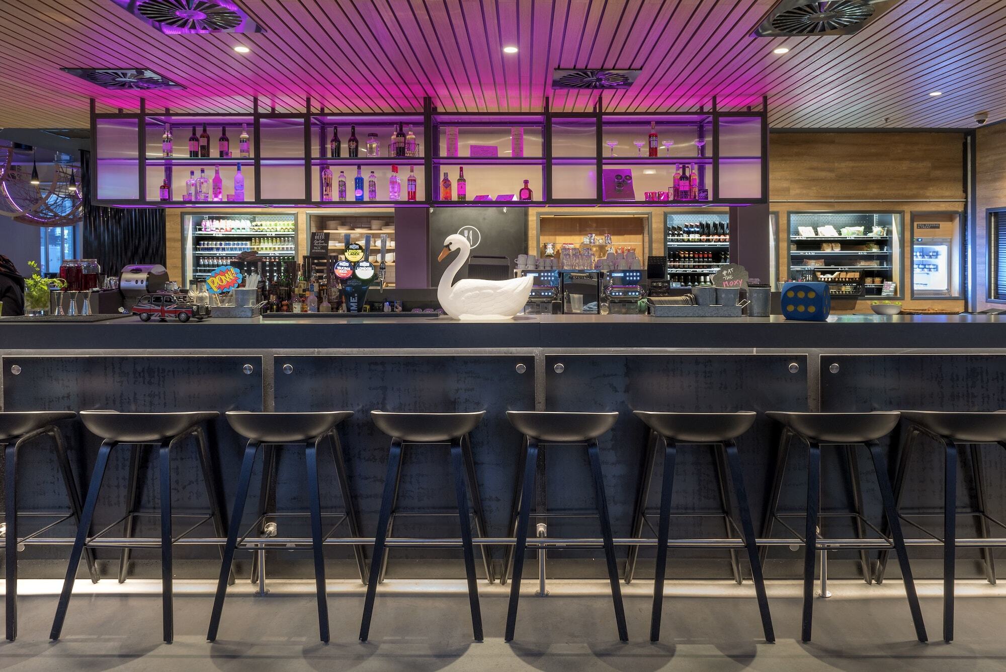 Moxy Edinburgh Airport Hotel Инглистън Екстериор снимка